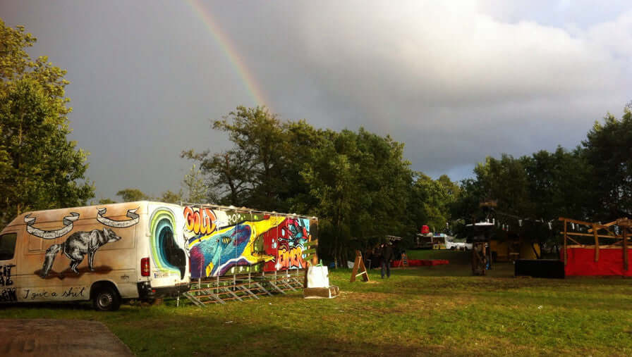 Festival Klos vor Regenbogen