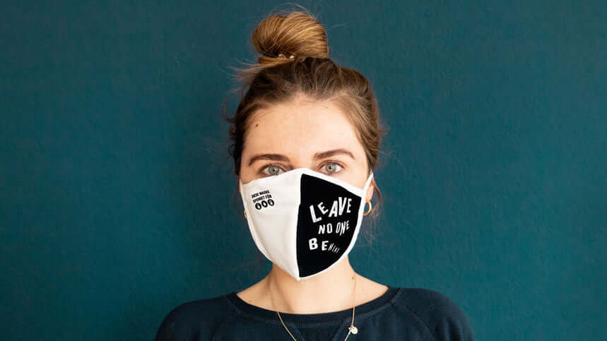 Frau mit Maske