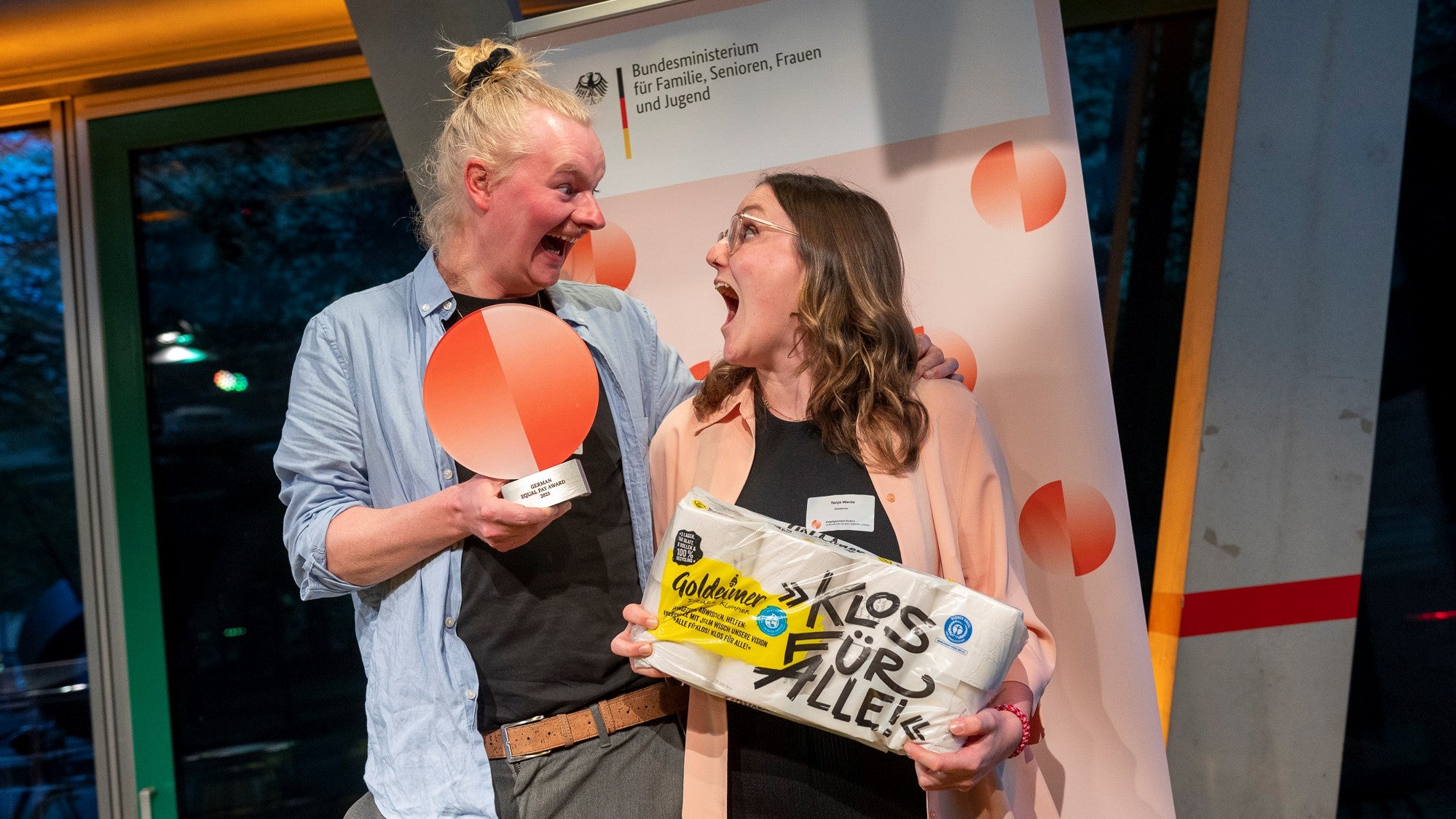 Frederik und Tanja von Goldeimer freuen sich über den Equal Pay Award