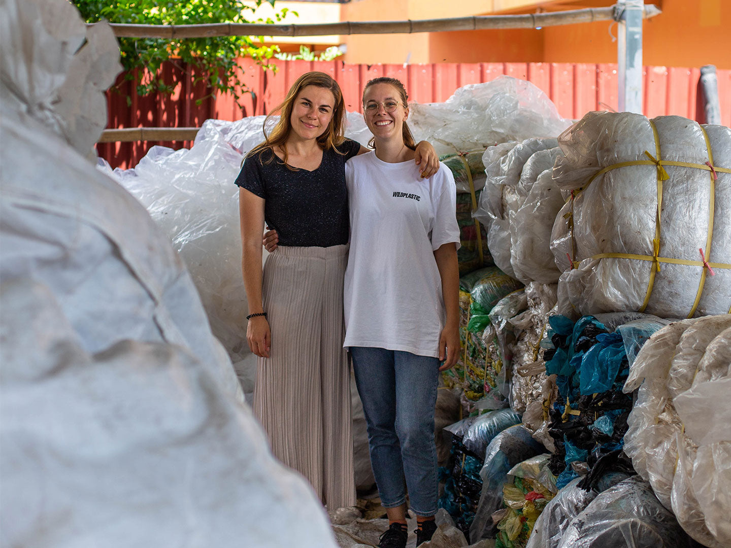 Katja und Maike (ASApreneurs) in der Sortieranlage in Kambodscha