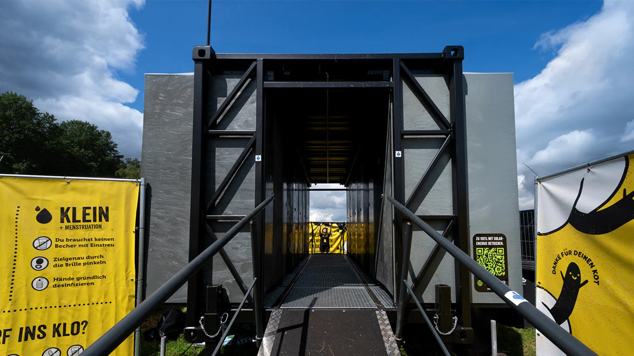 Seitenansicht ins Innere des Trockentoiletten-Container von Goldeimer