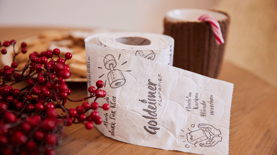 Klopapierrolle zwischen Weihnachtsdekoration
