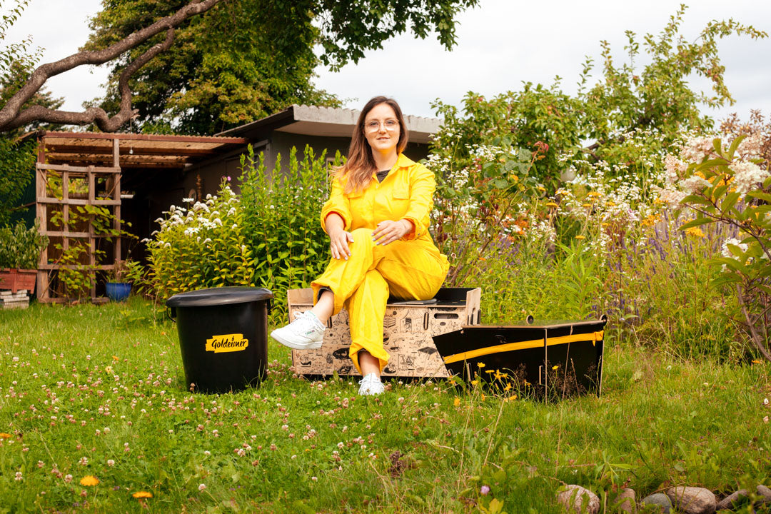 Tanja im Garten mit Camper Trockentoilette