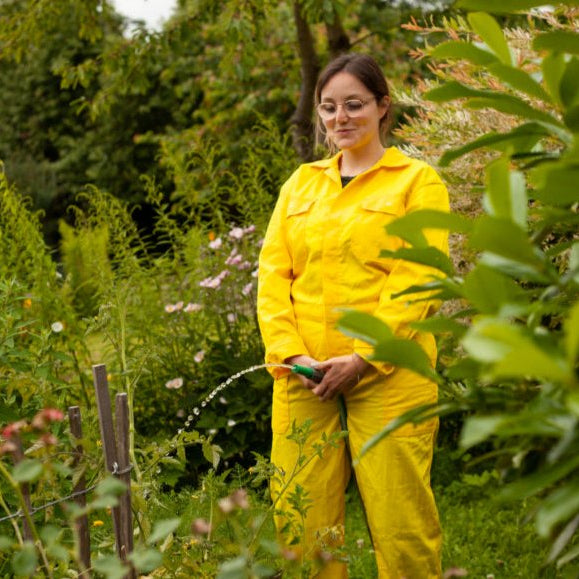 Tanja pinkelt in den Garten