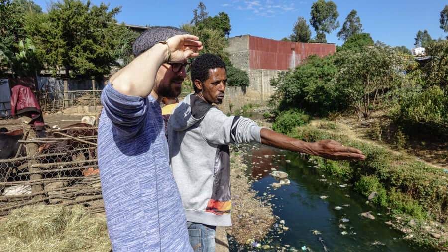 Zwei Menschen in Addis Abeba bei der Planung