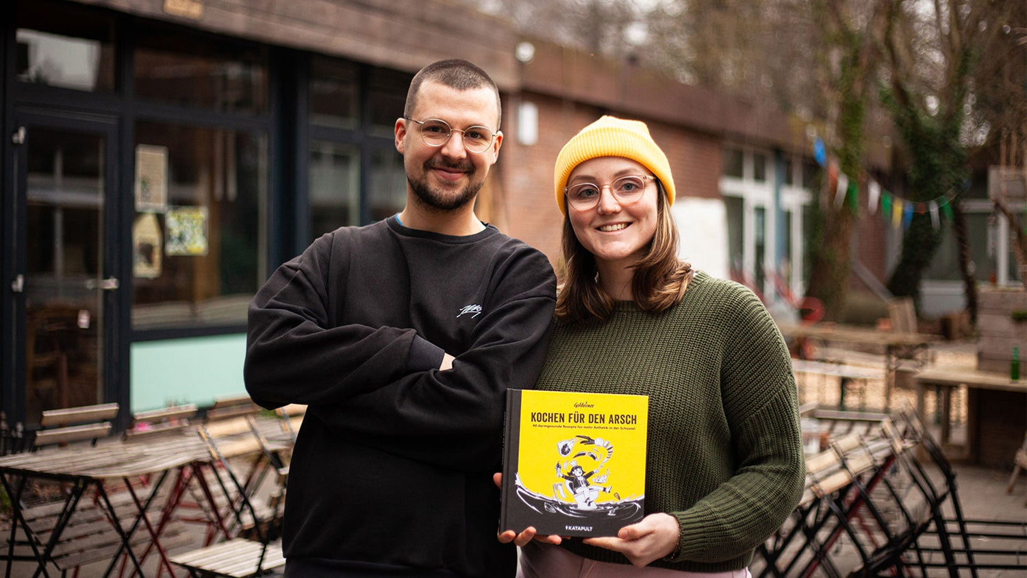 Tanja und Manni mit dem Goldeimer Kochbuch