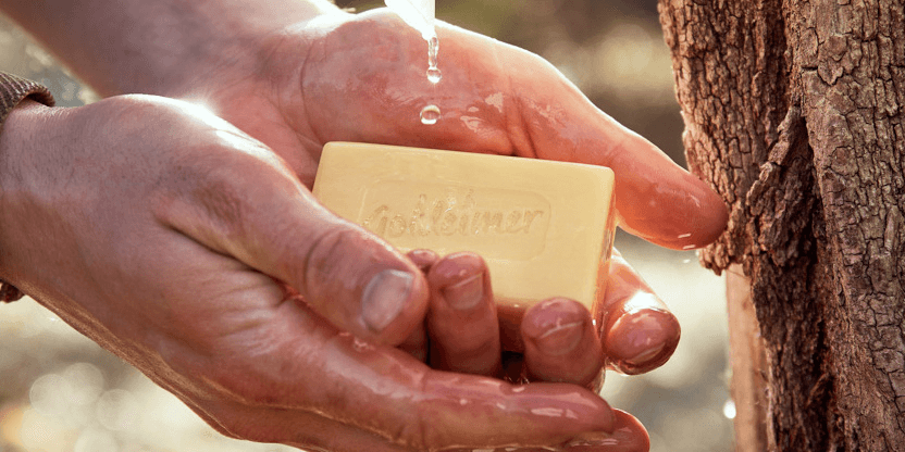 Stück Seife in Händen