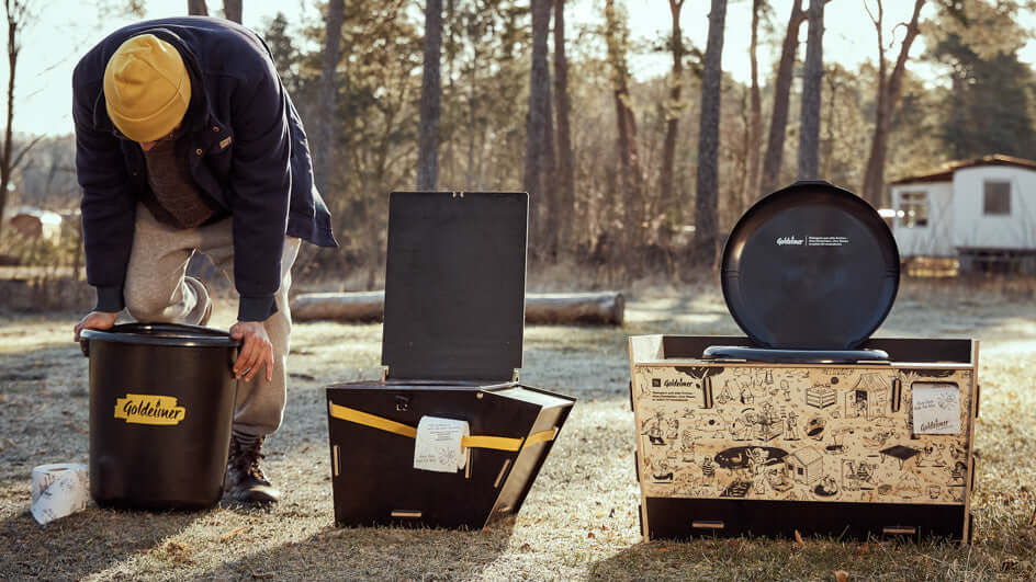 Mann mit Basic, Premium und Camper Trockentoilette von Goldeimer