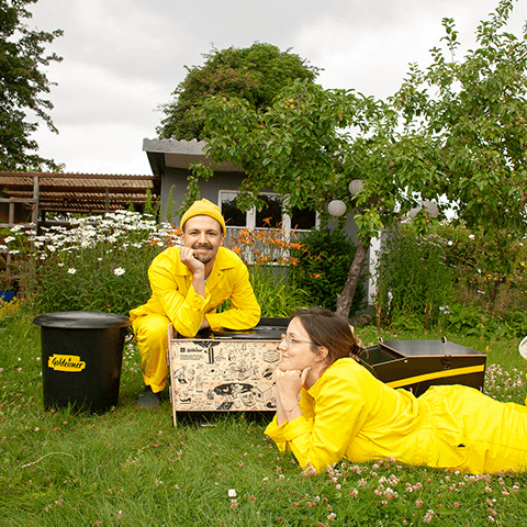 Manni und Tanja im Garten mit den Trockentoiletten von Goldeimer