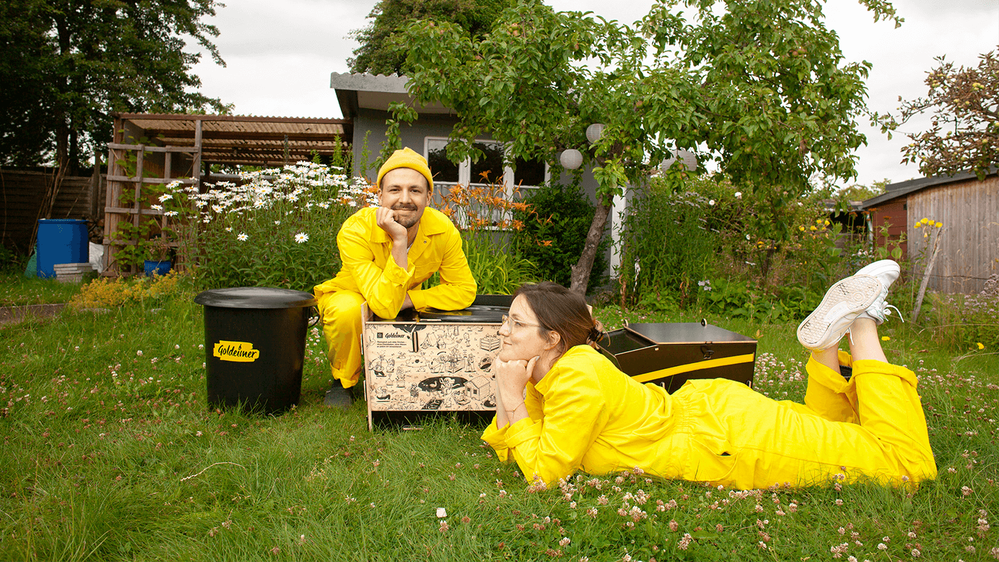 Manni und Tanja im Garten mit den Trockentoiletten von Goldeimer